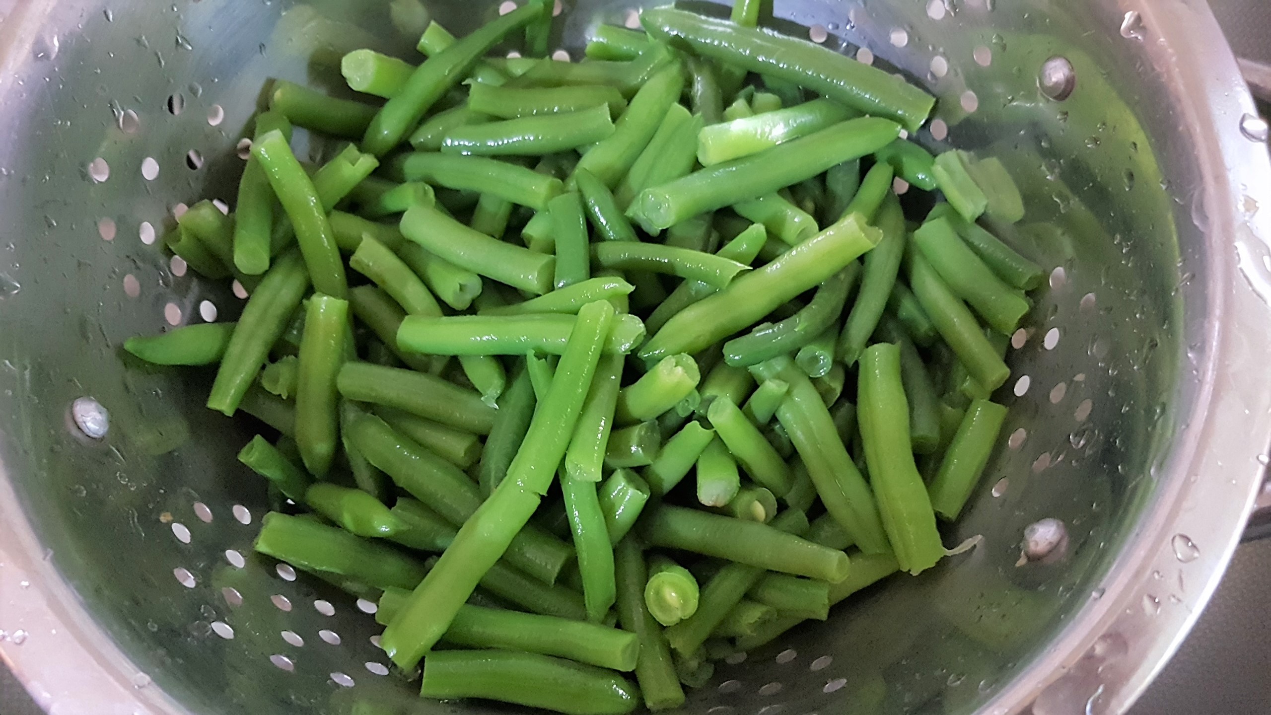 Salata de fasole verde cu sunculita