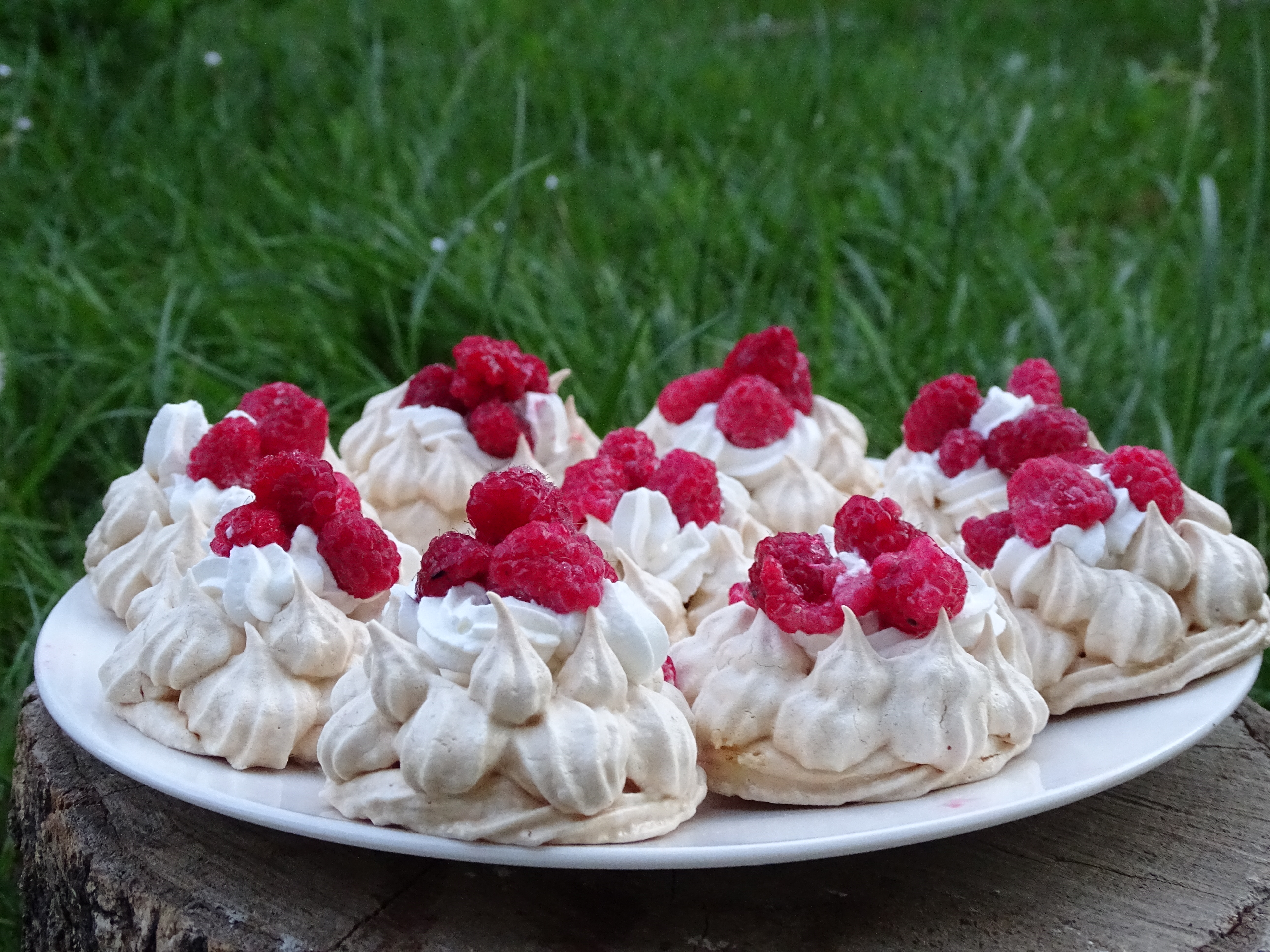 Desert mini Pavlova cu zmeura