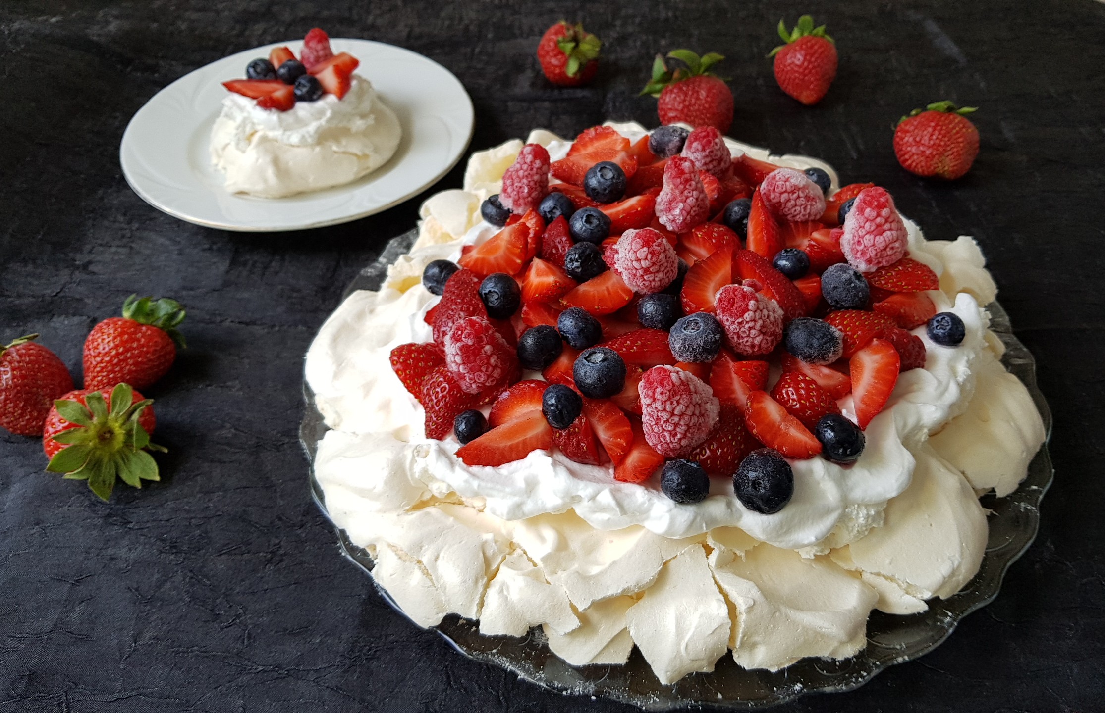 Desert Pavlova cu mascarpone si fructe