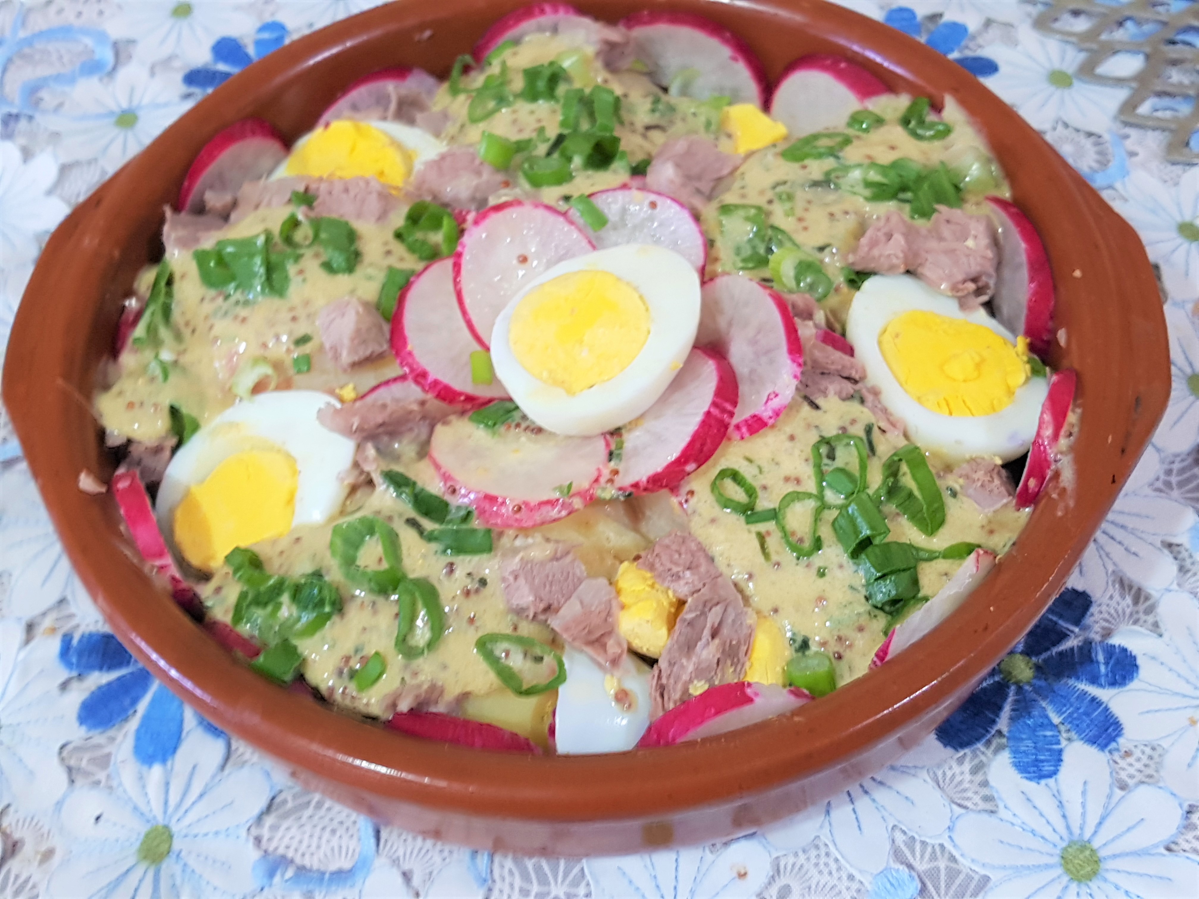 Salata de cartofi cu carne de vitel, oua si tarhon verde