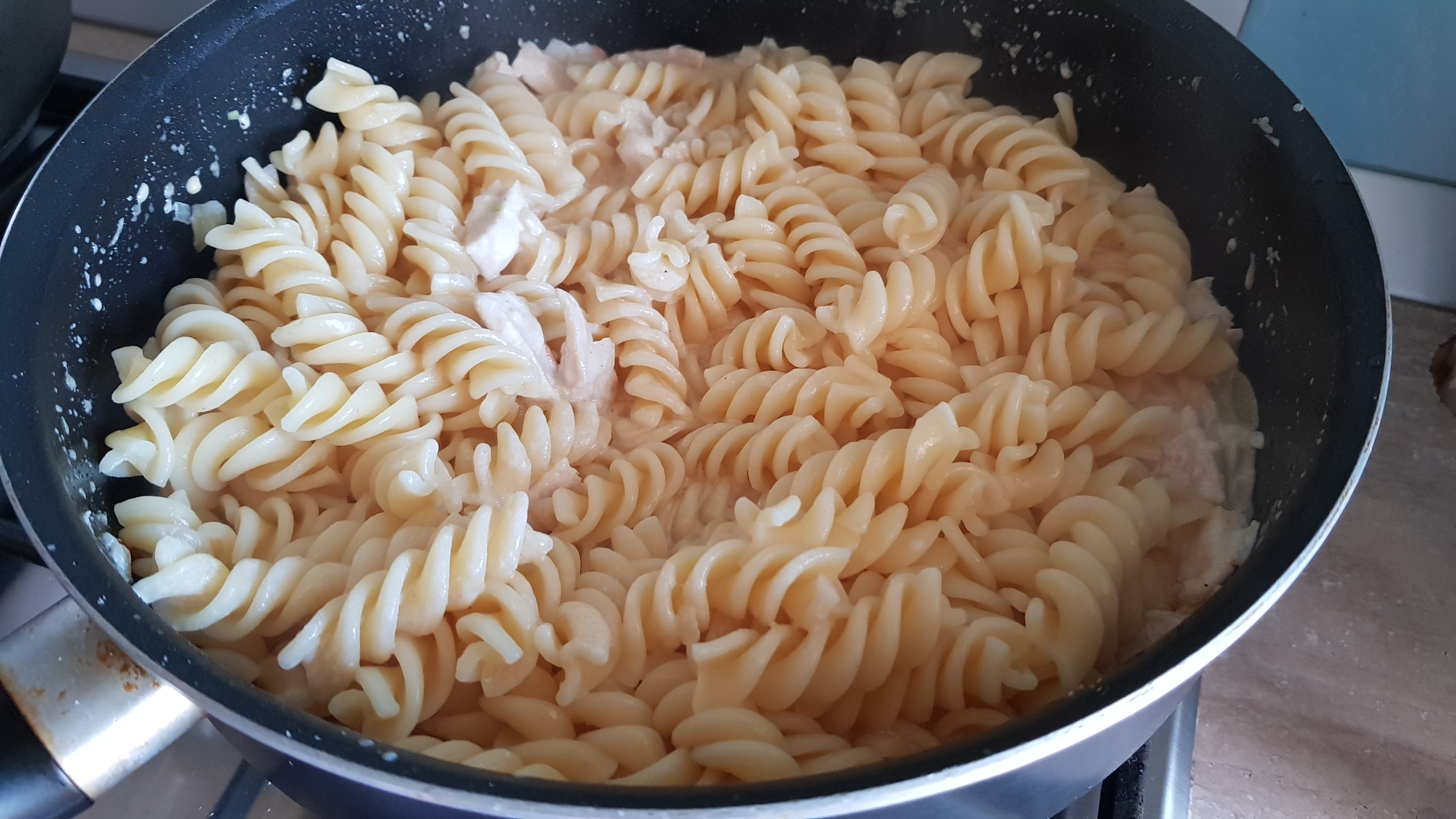 Fusilli cu piept de pui si smantana - Reteta unui preparat gustos si cremos