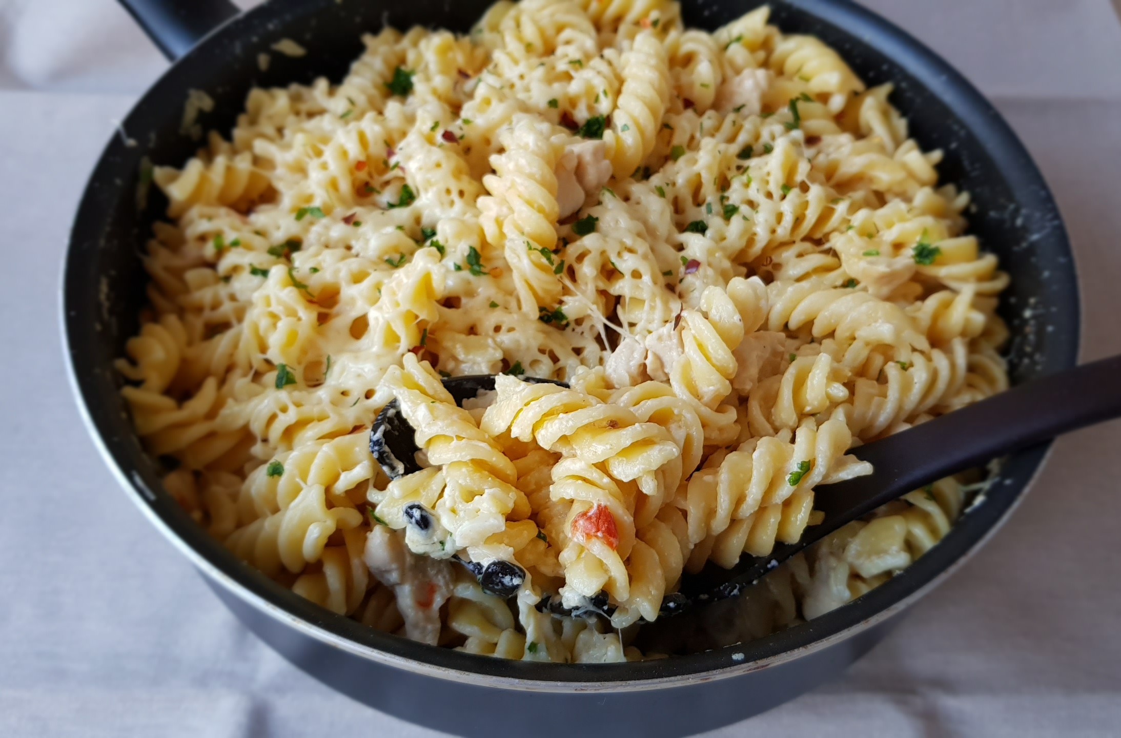 Fusilli cu piept de pui si smantana - Reteta unui preparat gustos si cremos