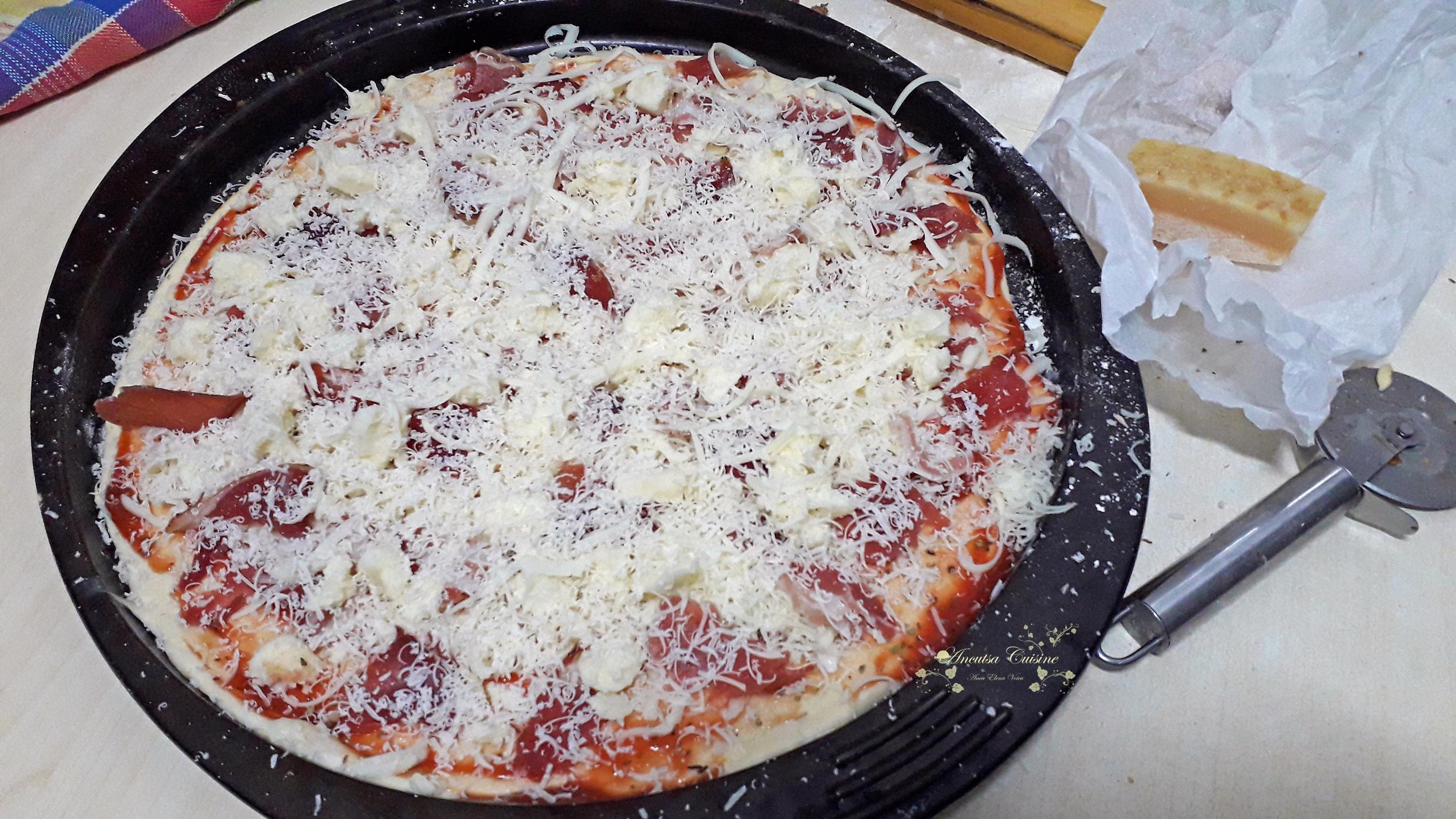 Pizza cu sunca, mozzarella si parmezan