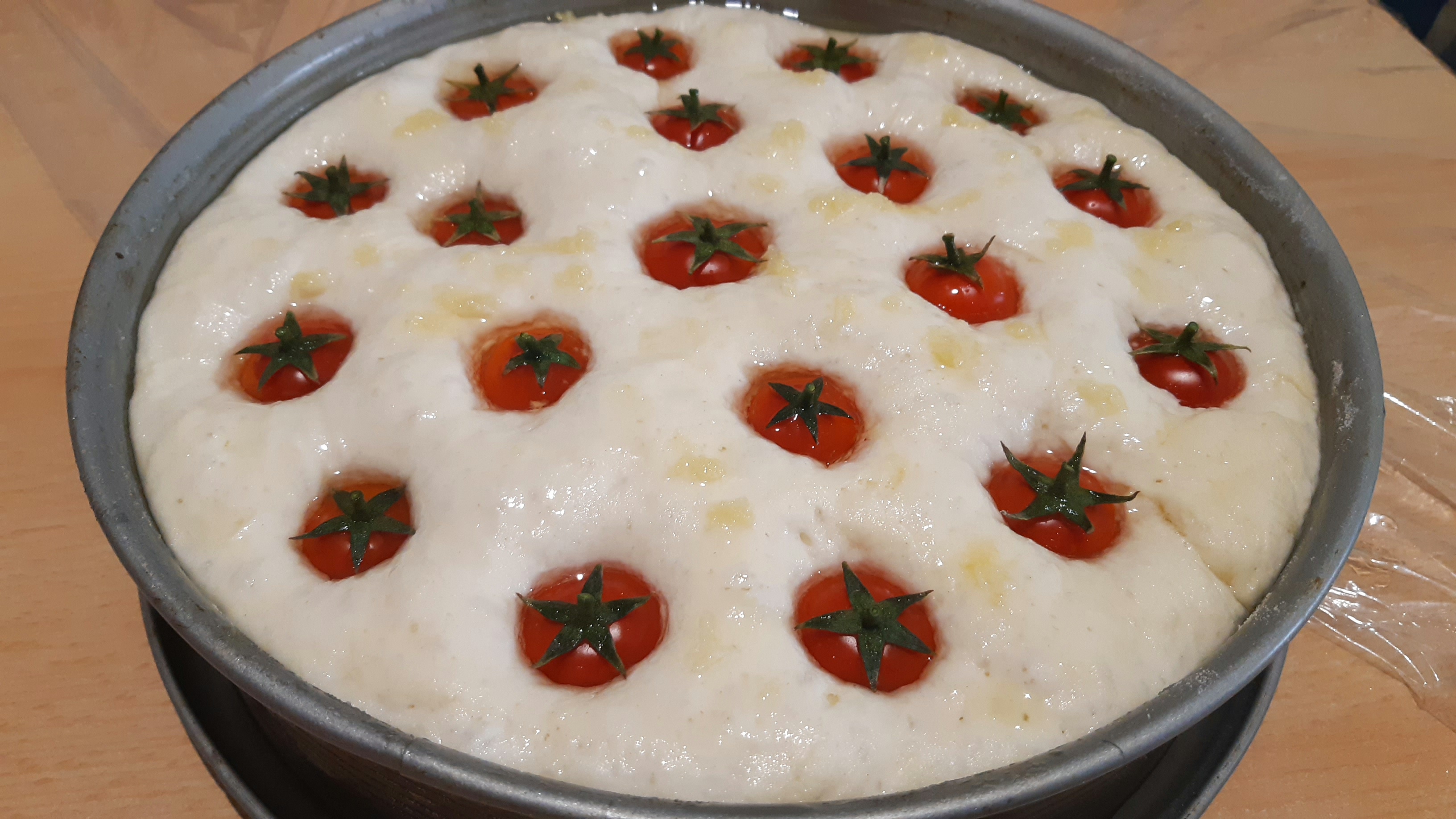 Focaccia pufoasa cu rosii cherry si usturoi