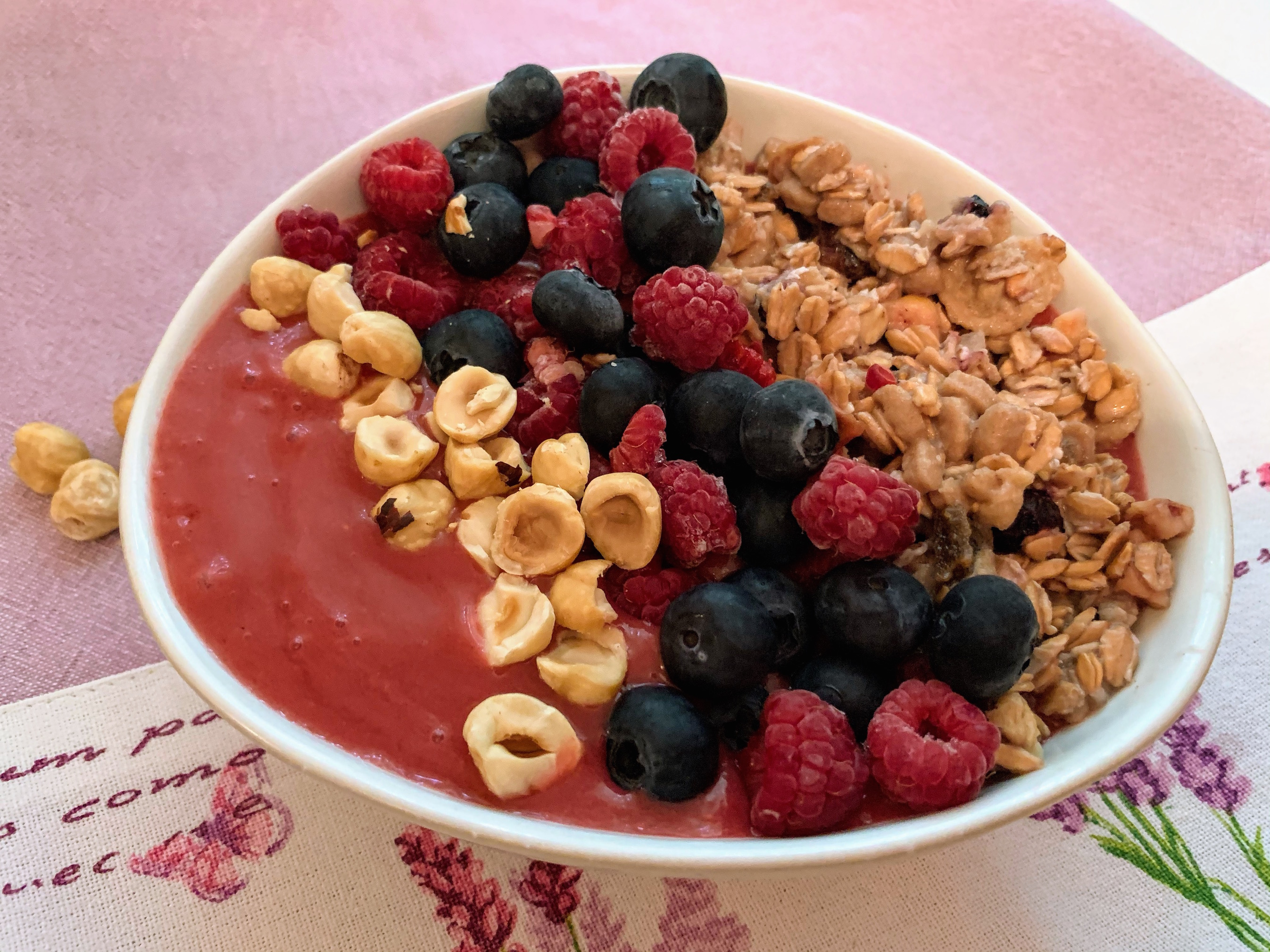 Smoothie bowl cu fructe de padure si banane