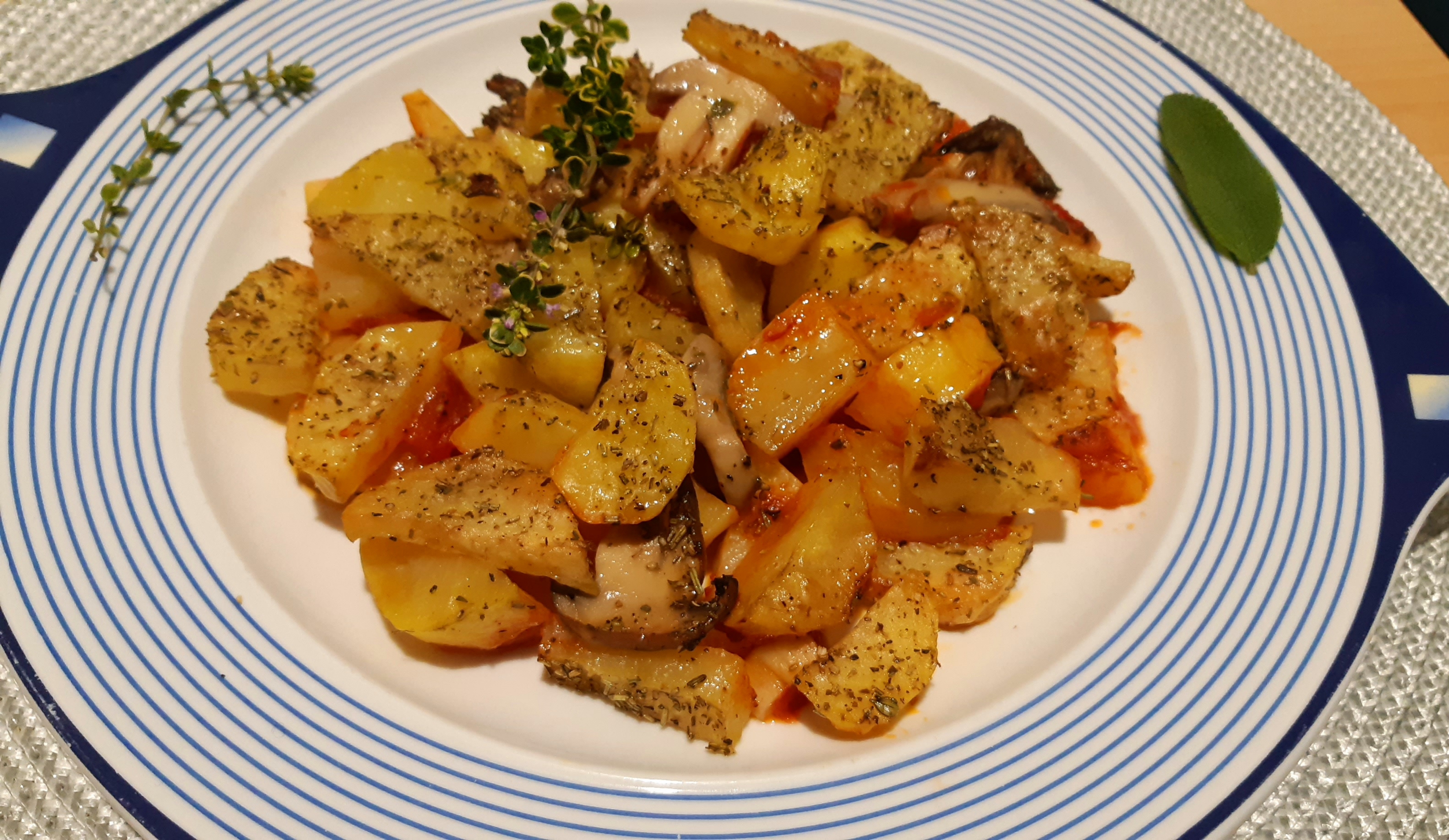 Cartofi cu ciuperci si ierburi aromate in sos de rosii la cuptor