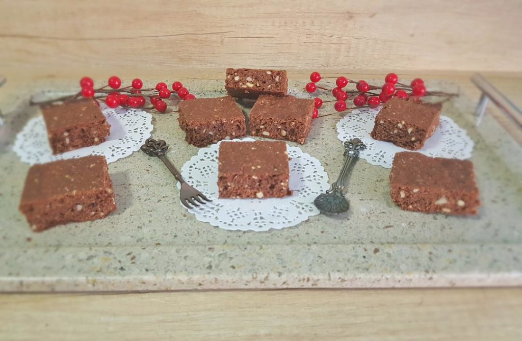 Desert negresa cu ciocolata si migdale (Brownies)