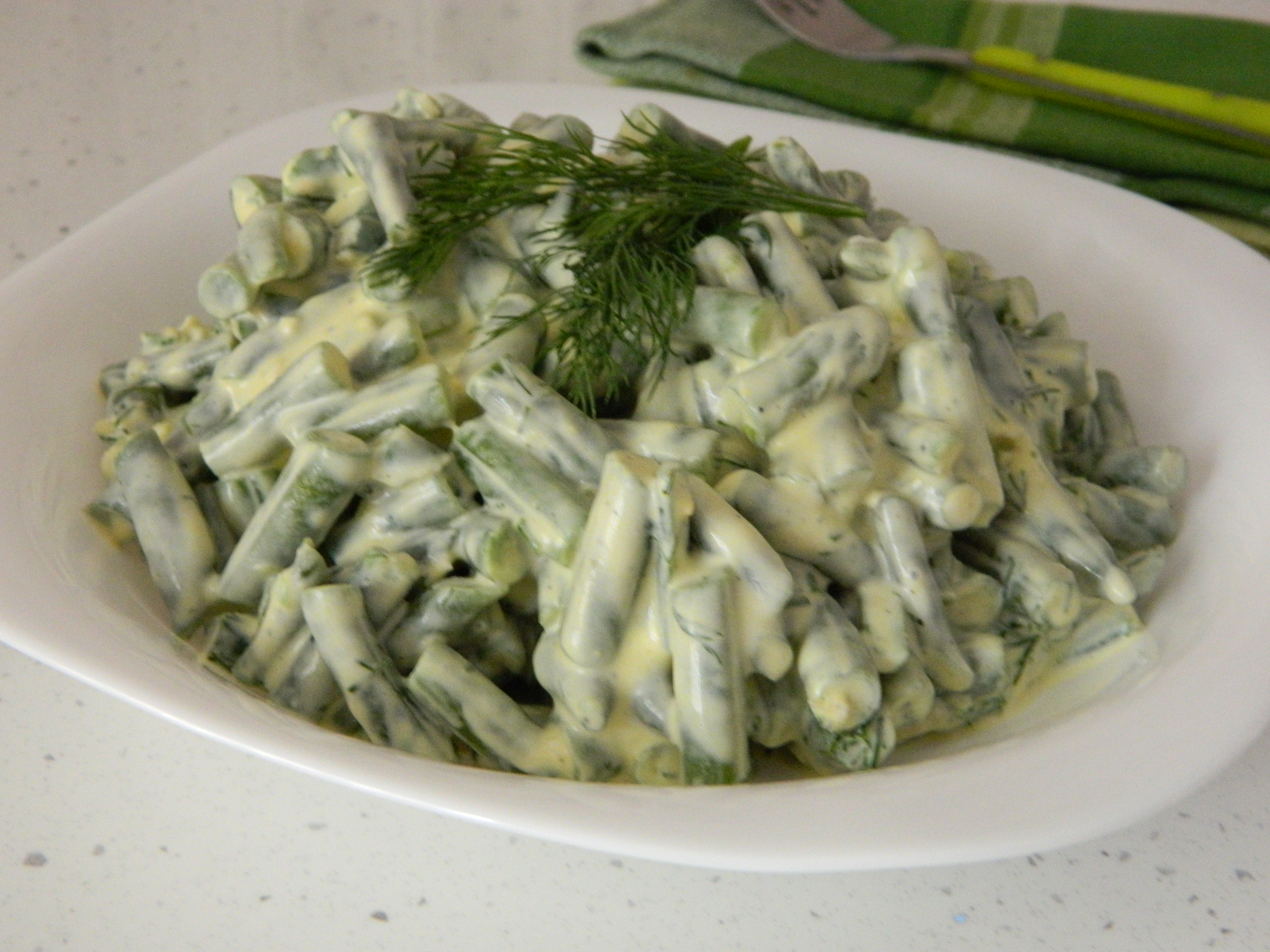 Salata de fasole verde cu iaurt si usturoi