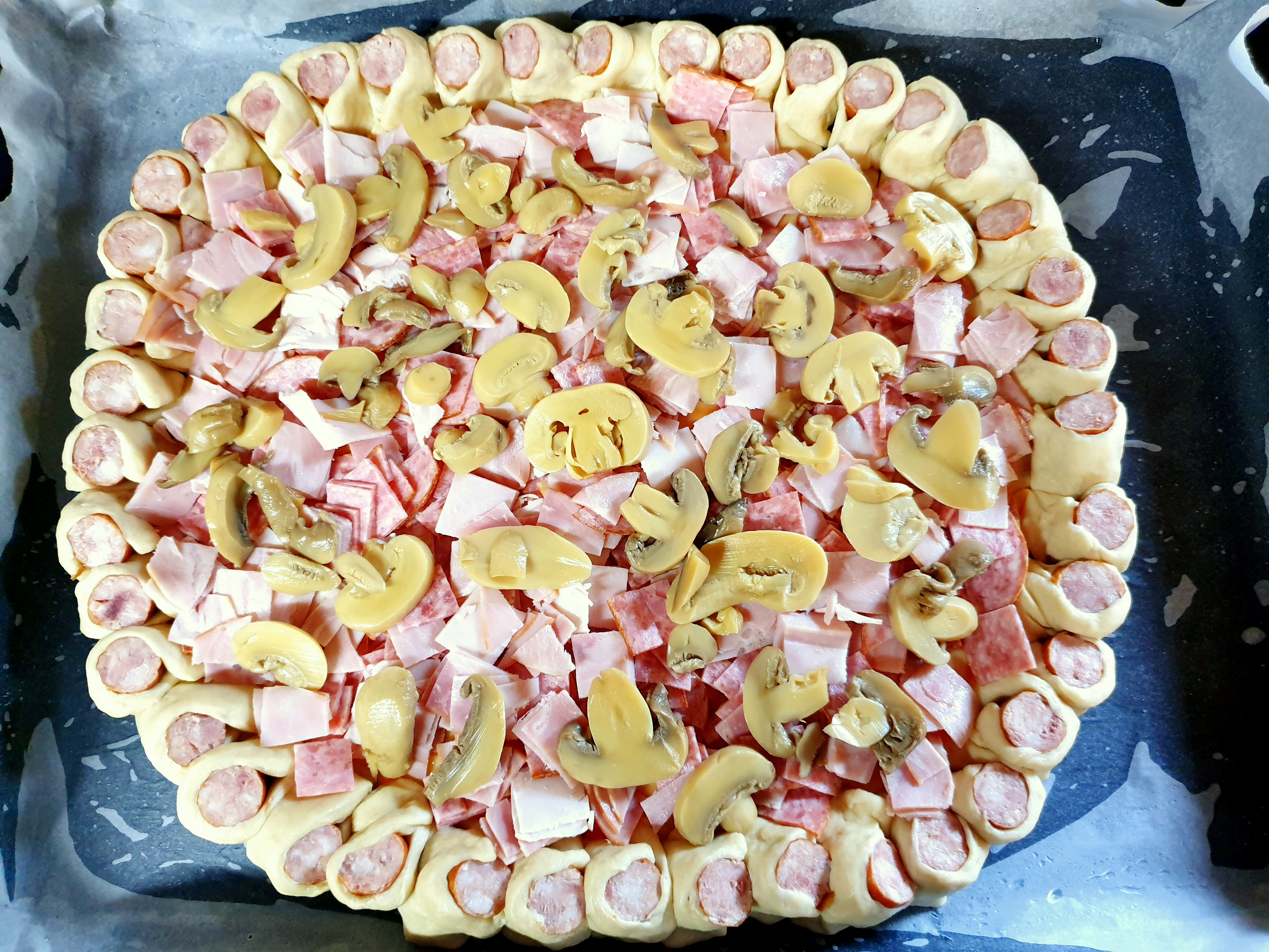 Pizza cu coronita de cabanosi