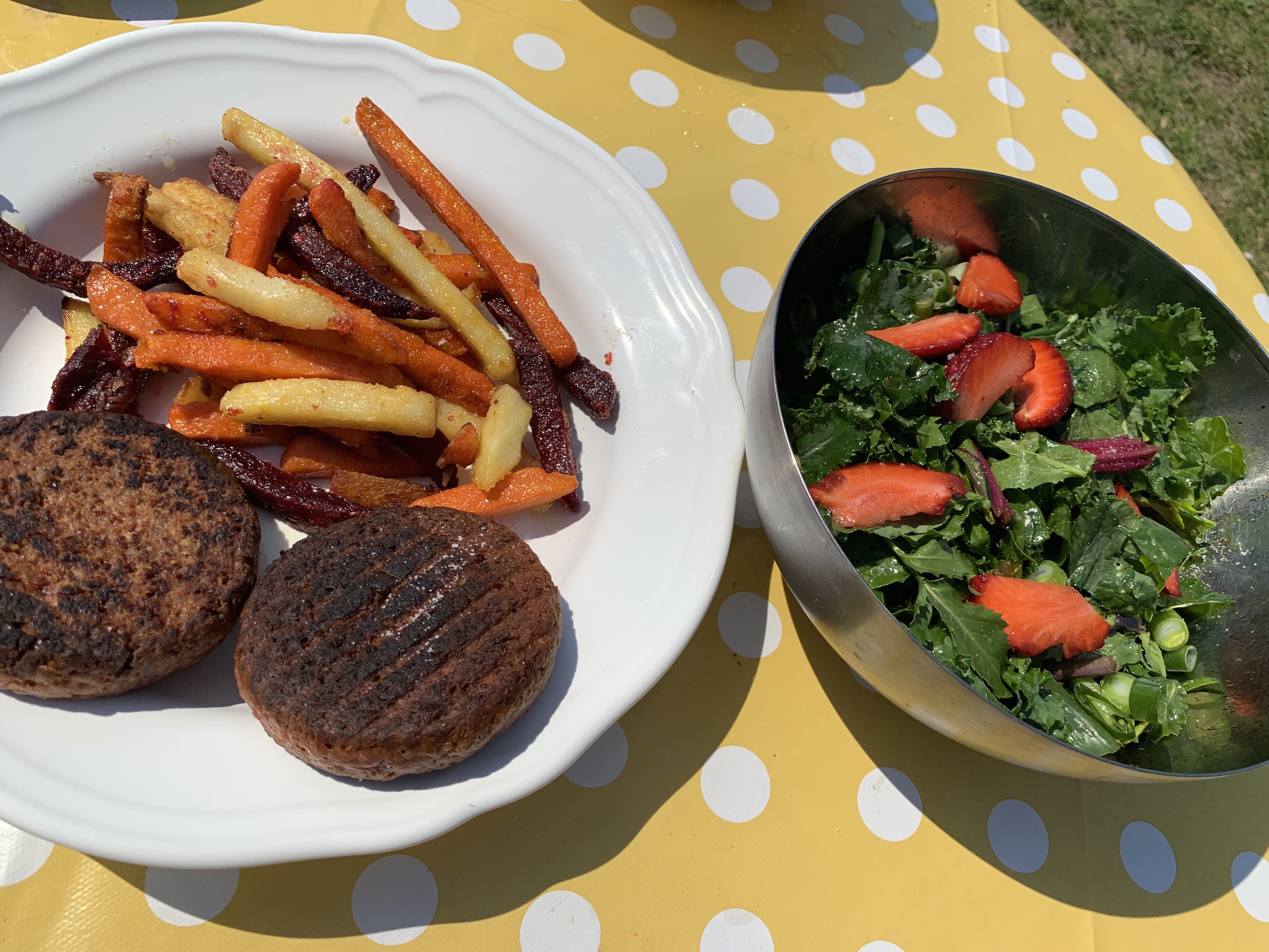 Burger vegan cu legume pai prajite