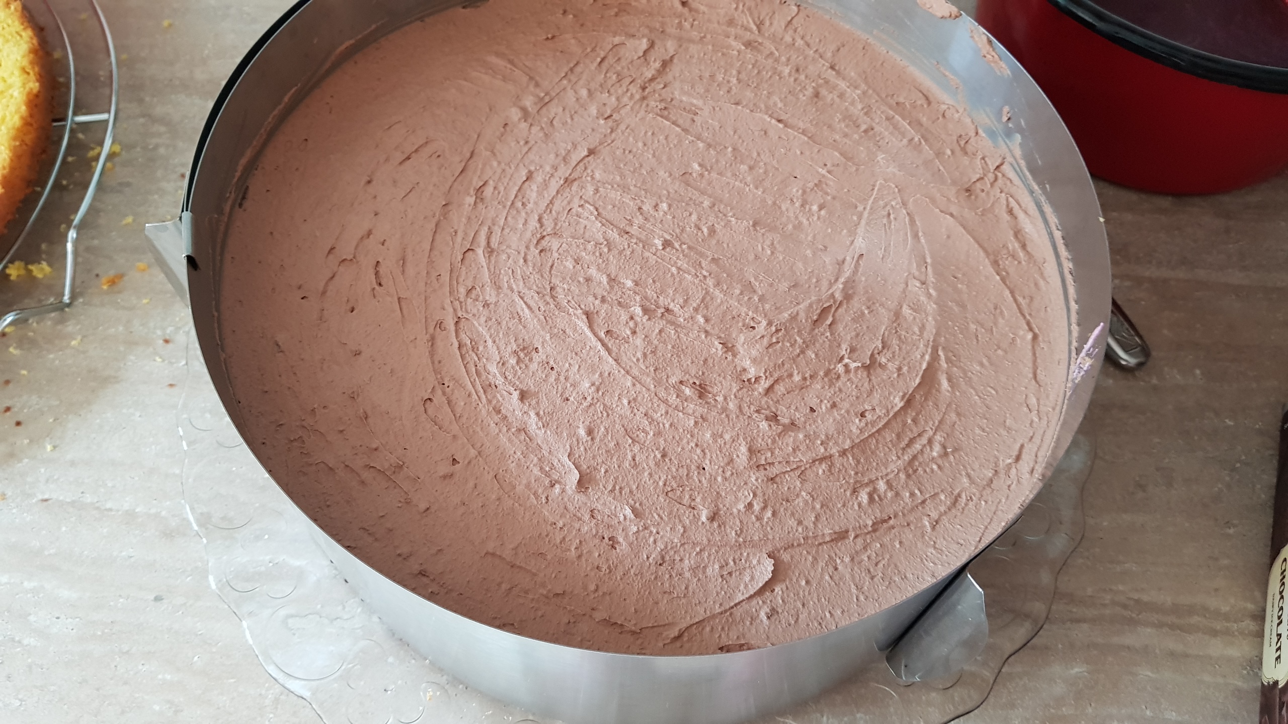 Desert tort cu mousse de ciocolata si fructe de padure