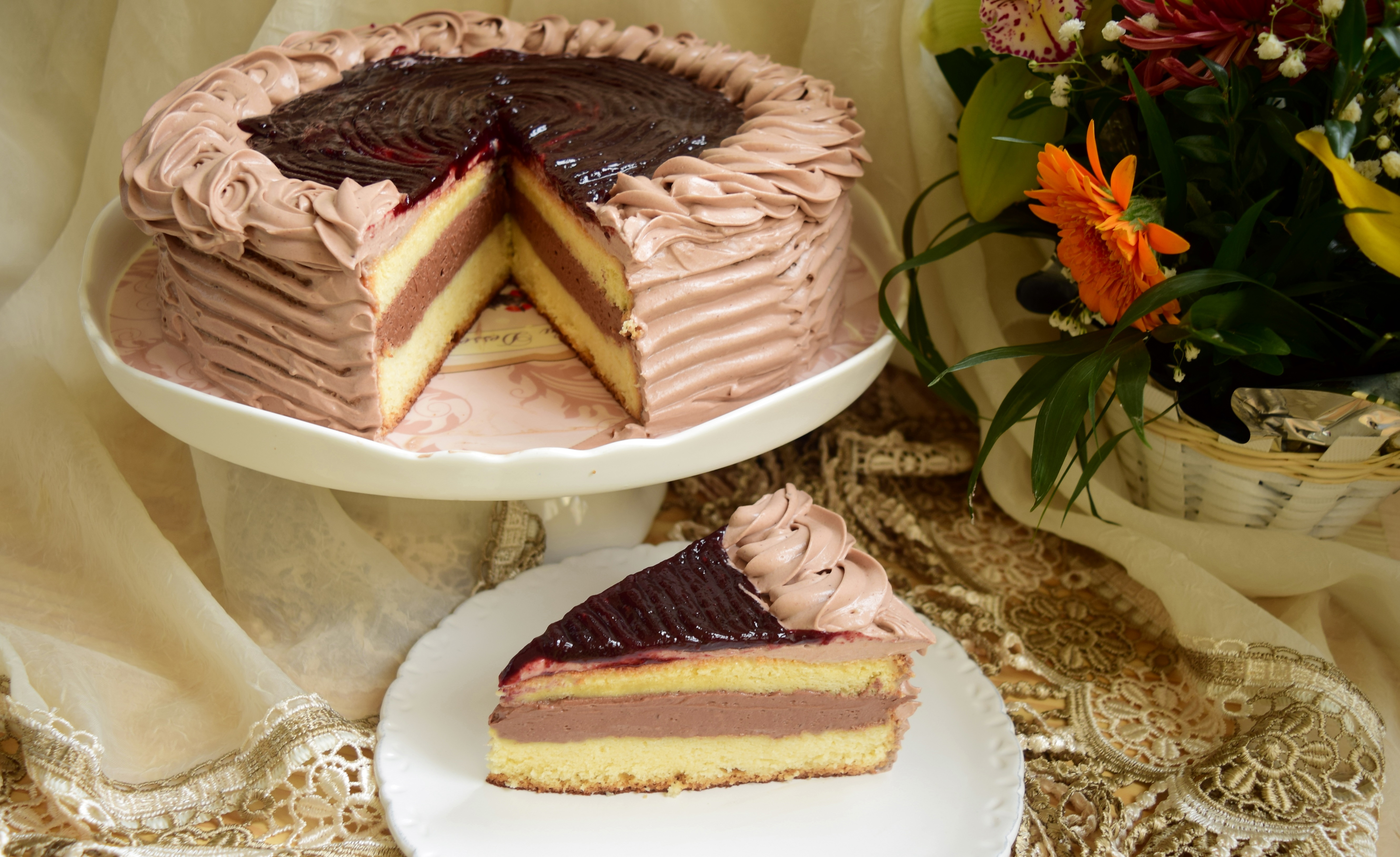 Desert tort cu crema de ciocolata si jeleu de coacaze negre