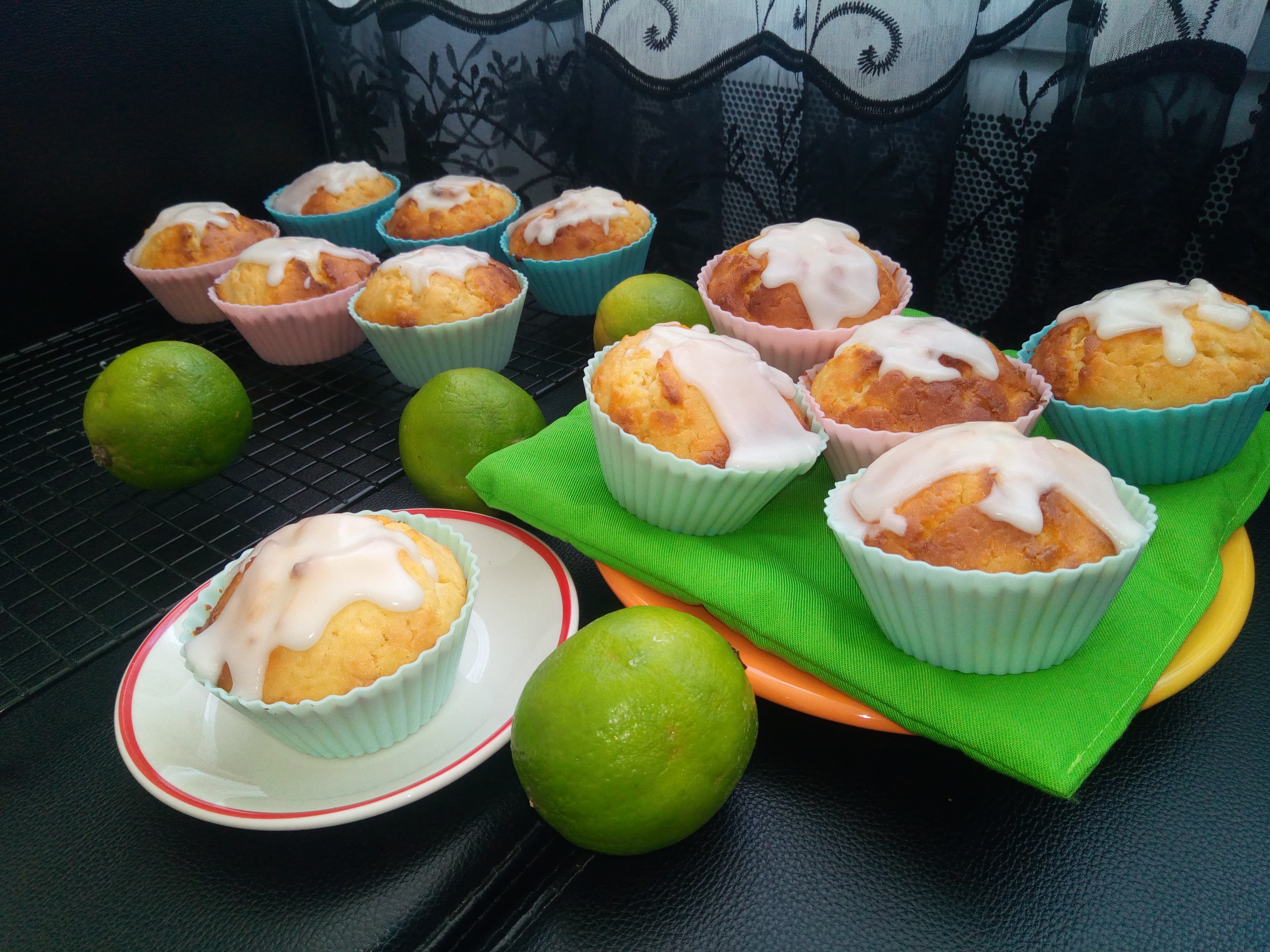 Desert muffins cu lime si ciocolata alba