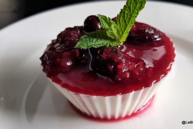 Desert panna cotta cu lapte de migdale si coulis de fructe de padure