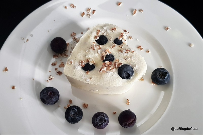 Desert inghetata cu mascarpone, afine si fulgi de hrisca