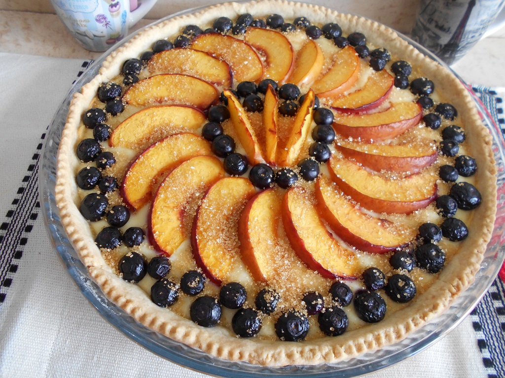 Desert tarta cu branza dulce, nectarine si afine