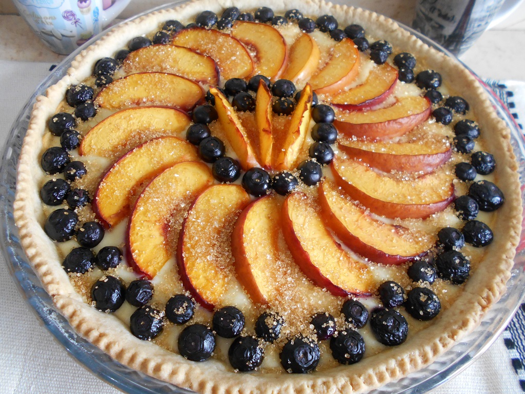 Desert tarta cu branza dulce, nectarine si afine