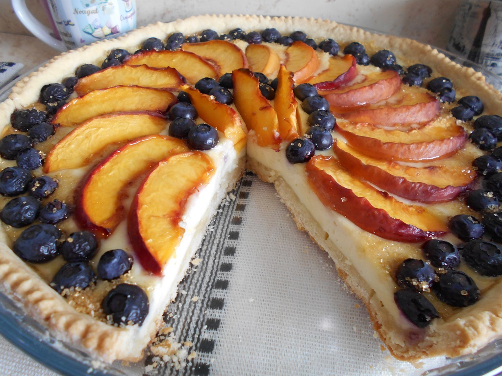 Desert tarta cu branza dulce, nectarine si afine