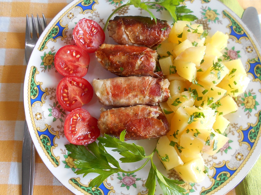 Mini rulouri din carne tocata de porc, in bacon, cu cartofi natur