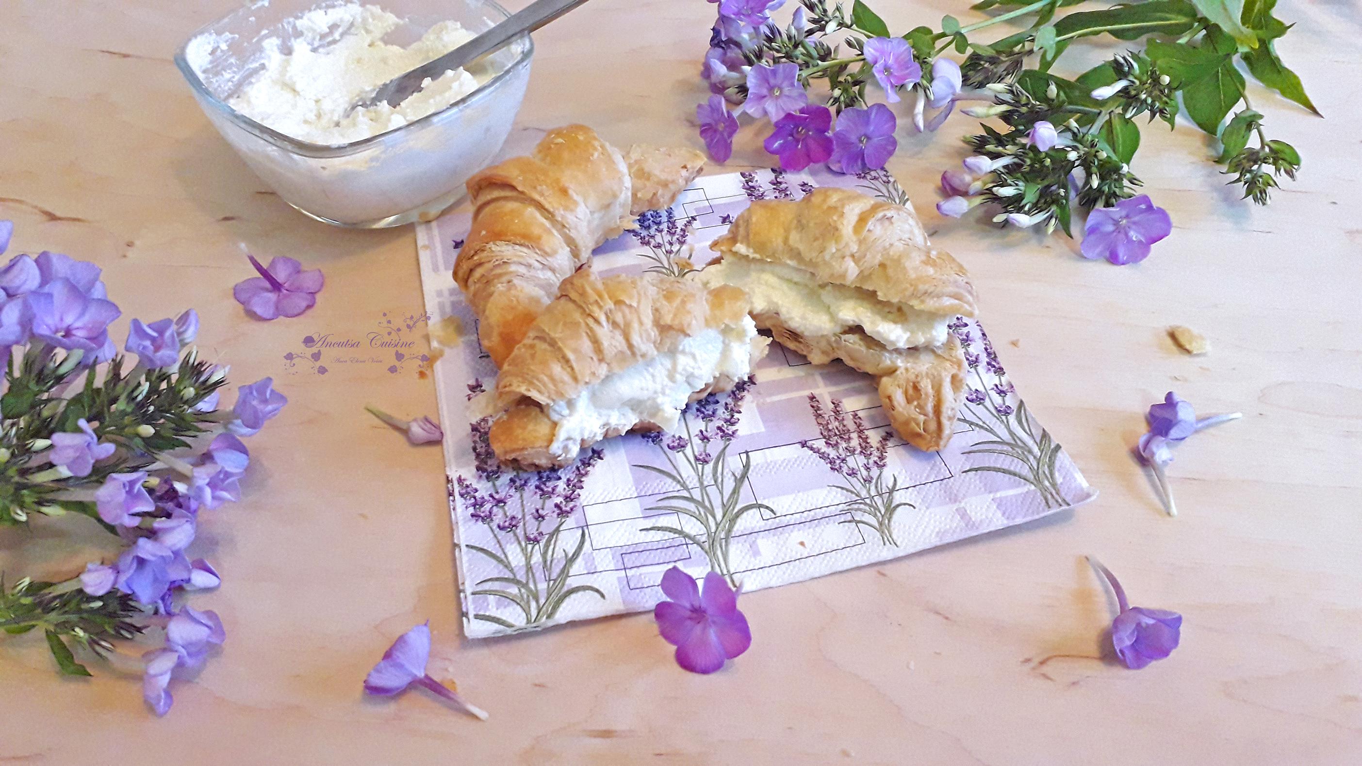 Aperitiv mini croissante cu crema de branza