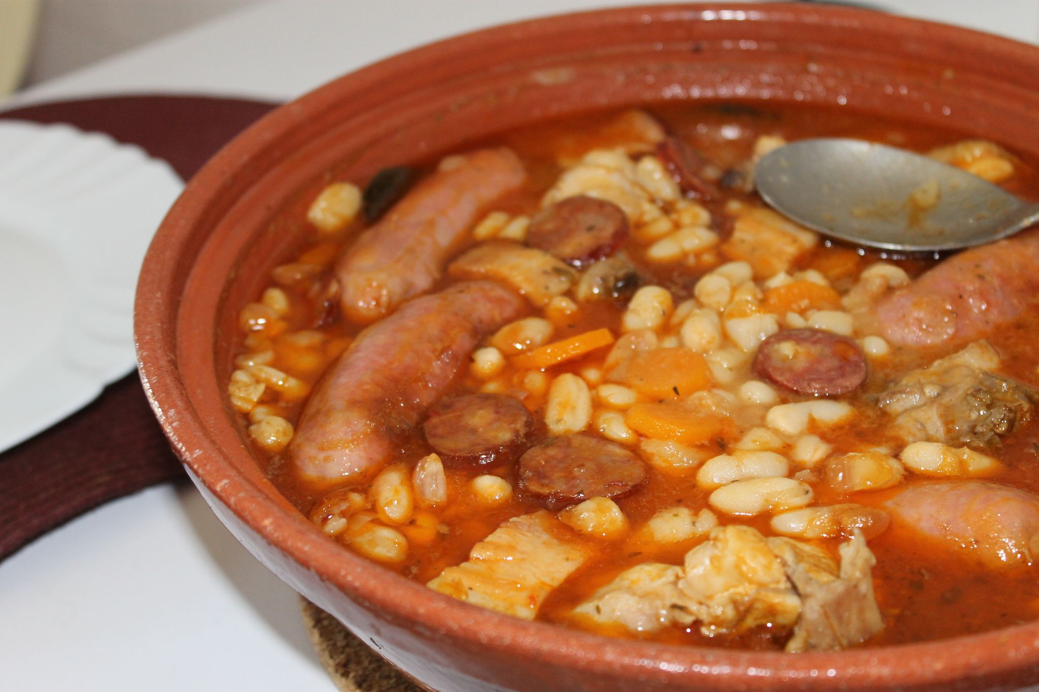 Cassoulet cu fasole, carnati si carne de pui