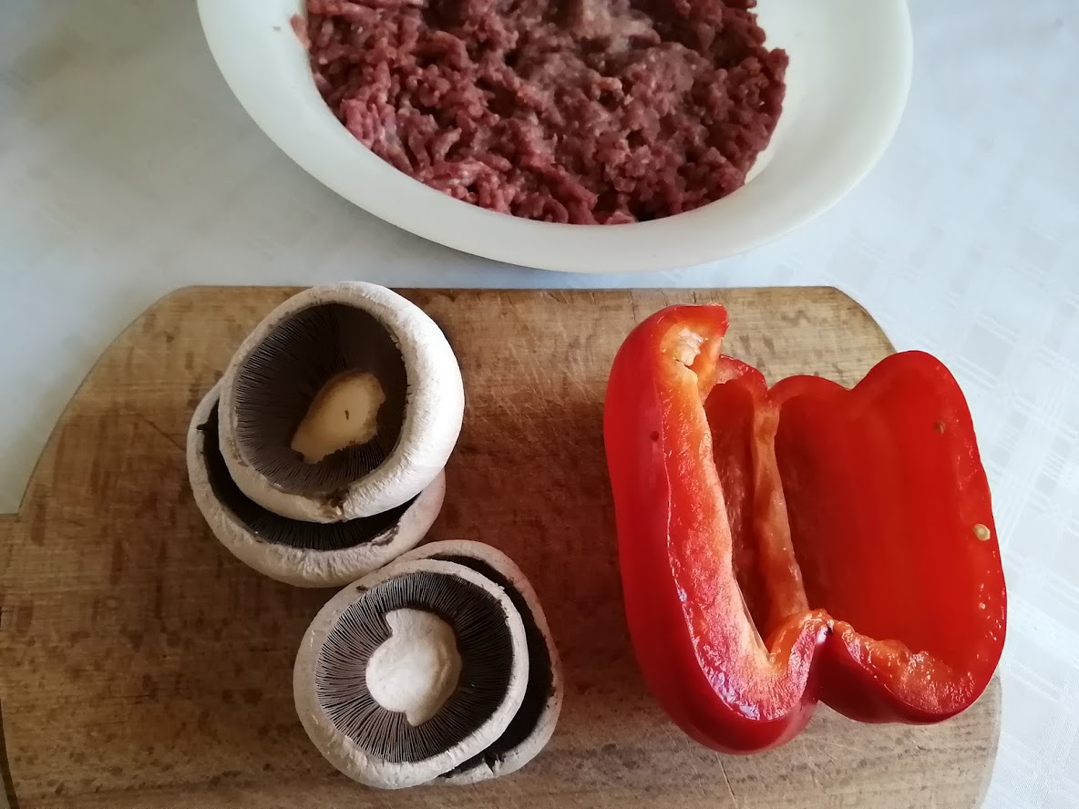 Aperitiv chec din carne, ciuperci si ardei gras