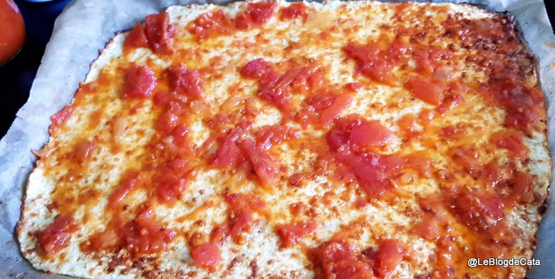 Blat de pizza din conopida si mozzarella (fara gluten, low carb)