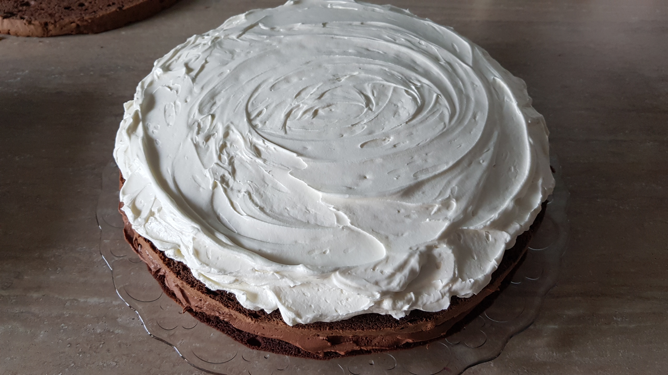 Desert tort cu crema de ciocolata, crema cu mascarpone si fructe