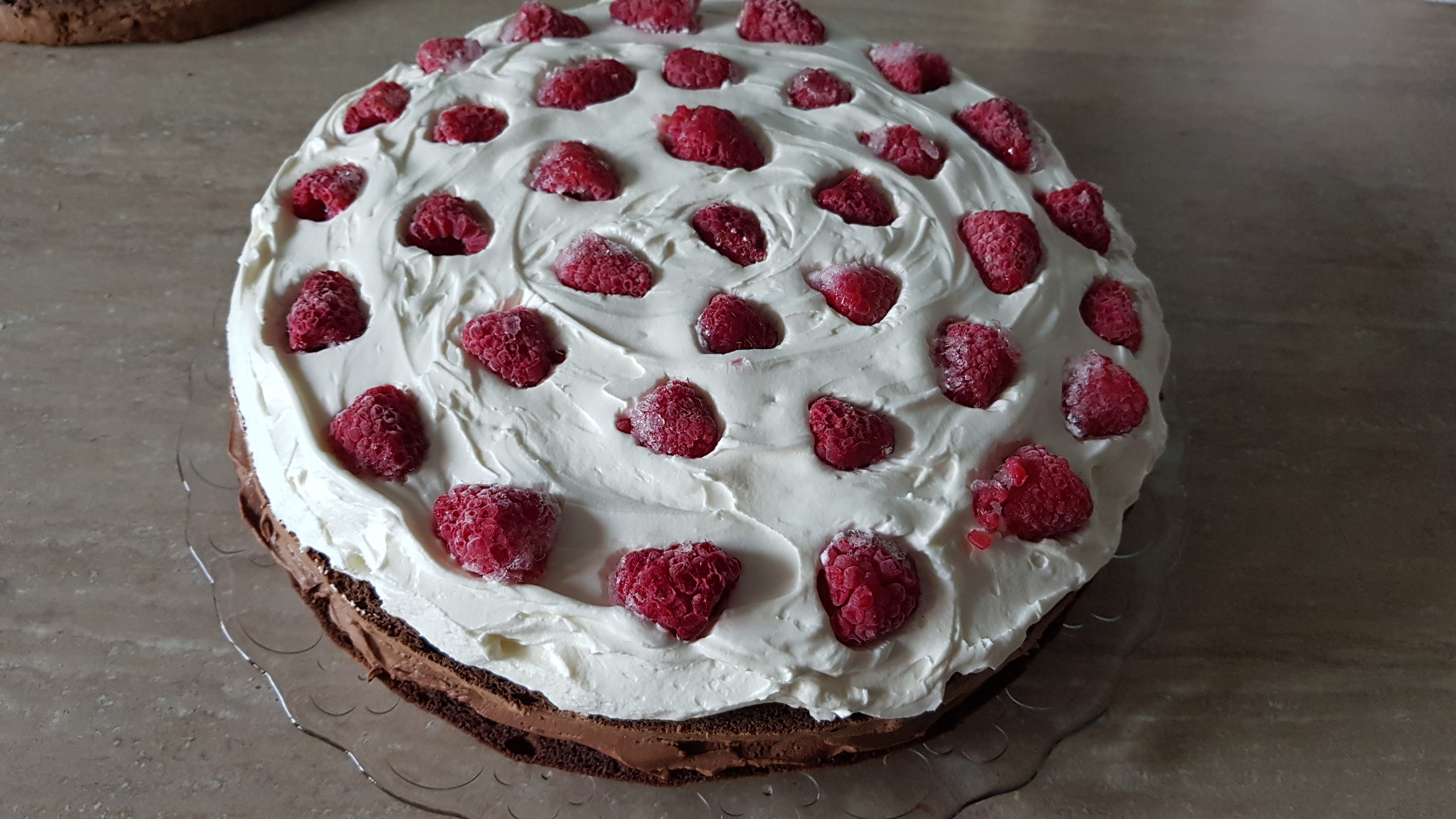 Desert tort cu crema de ciocolata, crema cu mascarpone si fructe