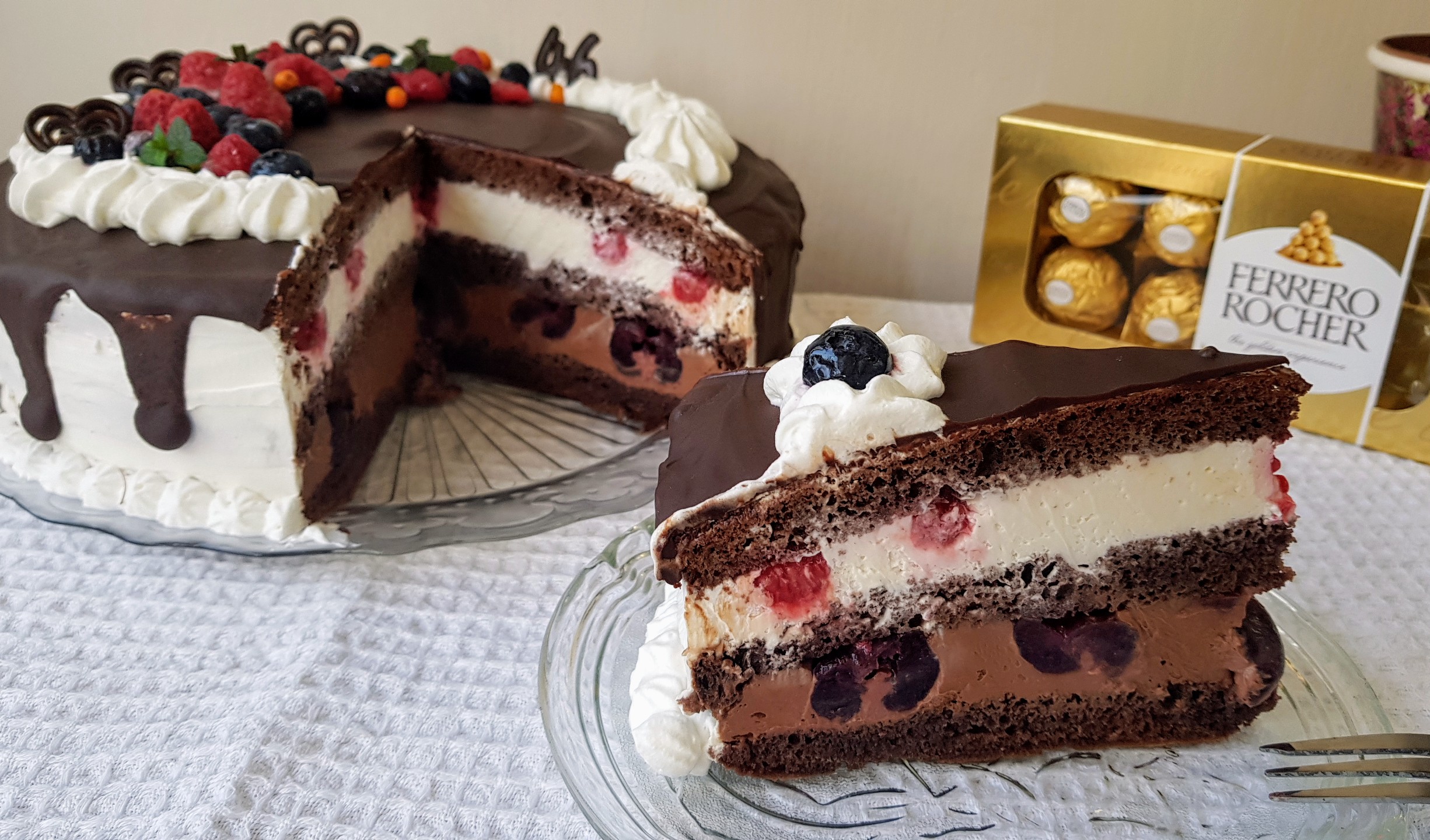 Desert tort cu crema de ciocolata, crema cu mascarpone si fructe