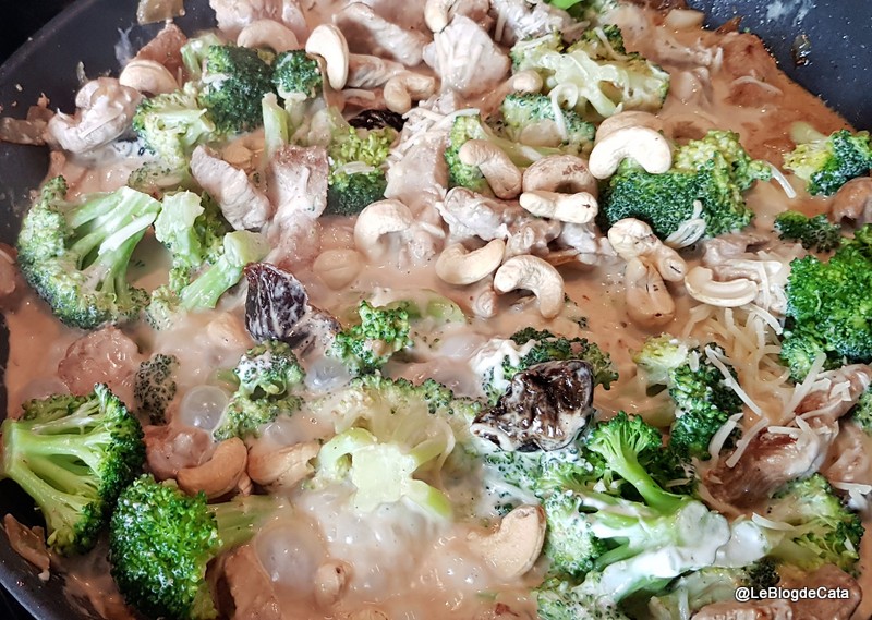 Carne de porc cu broccoli, crema de cocos si prune uscate