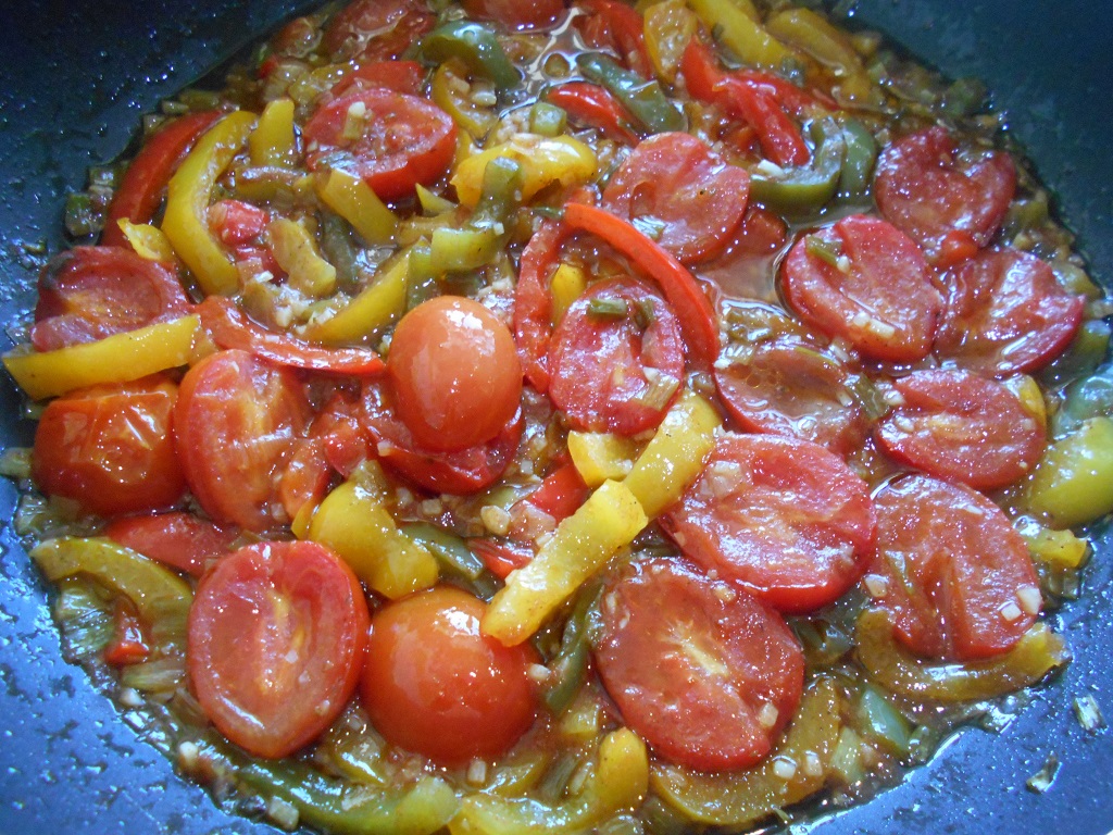 Salata calda de paste, cu legume si mozzarella