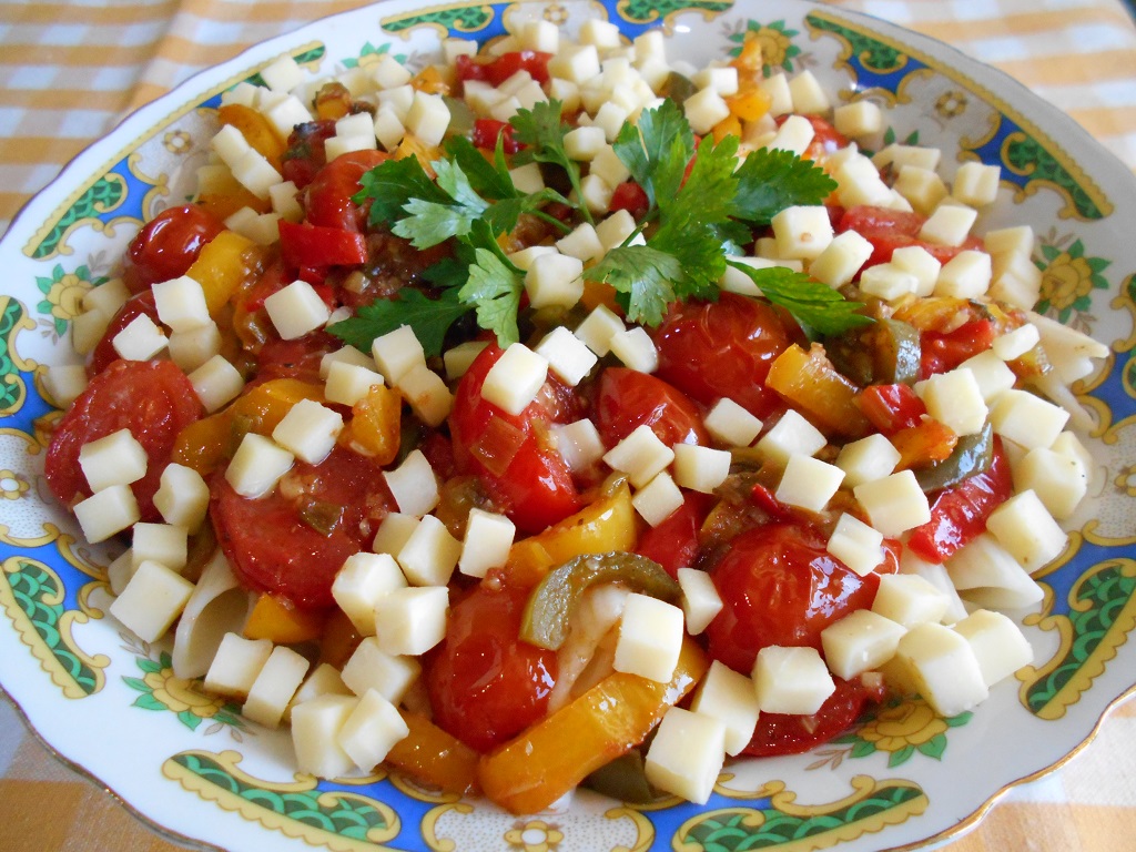 Salata calda de paste, cu legume si mozzarella