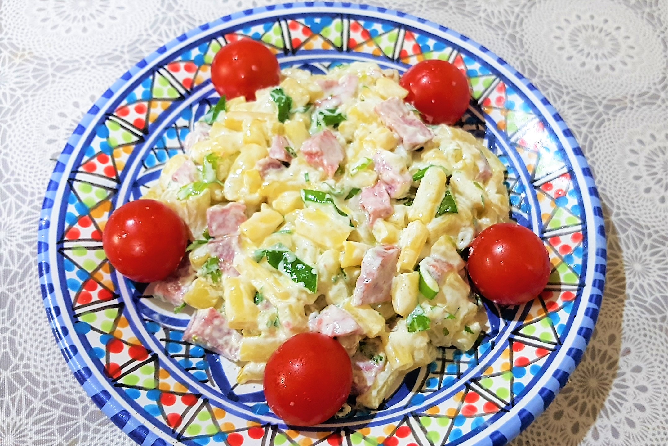 Salata de fasole galbena pastai cu salam vanatoresc