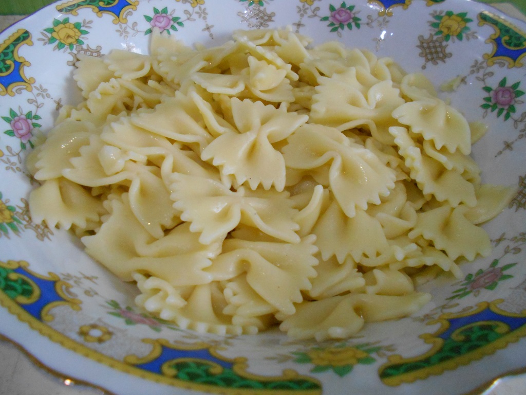 Farfalle cu sunca, in sos pesto