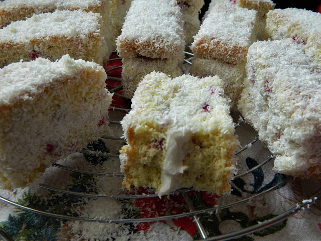 Desert Lamington cu merisoare si cocos