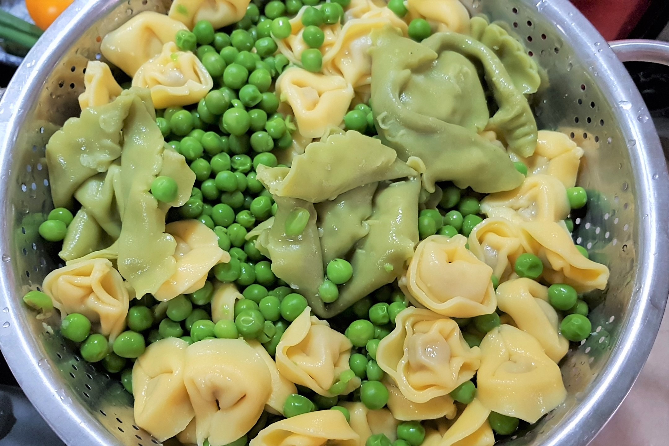 Salata calda cu pui si tortellini