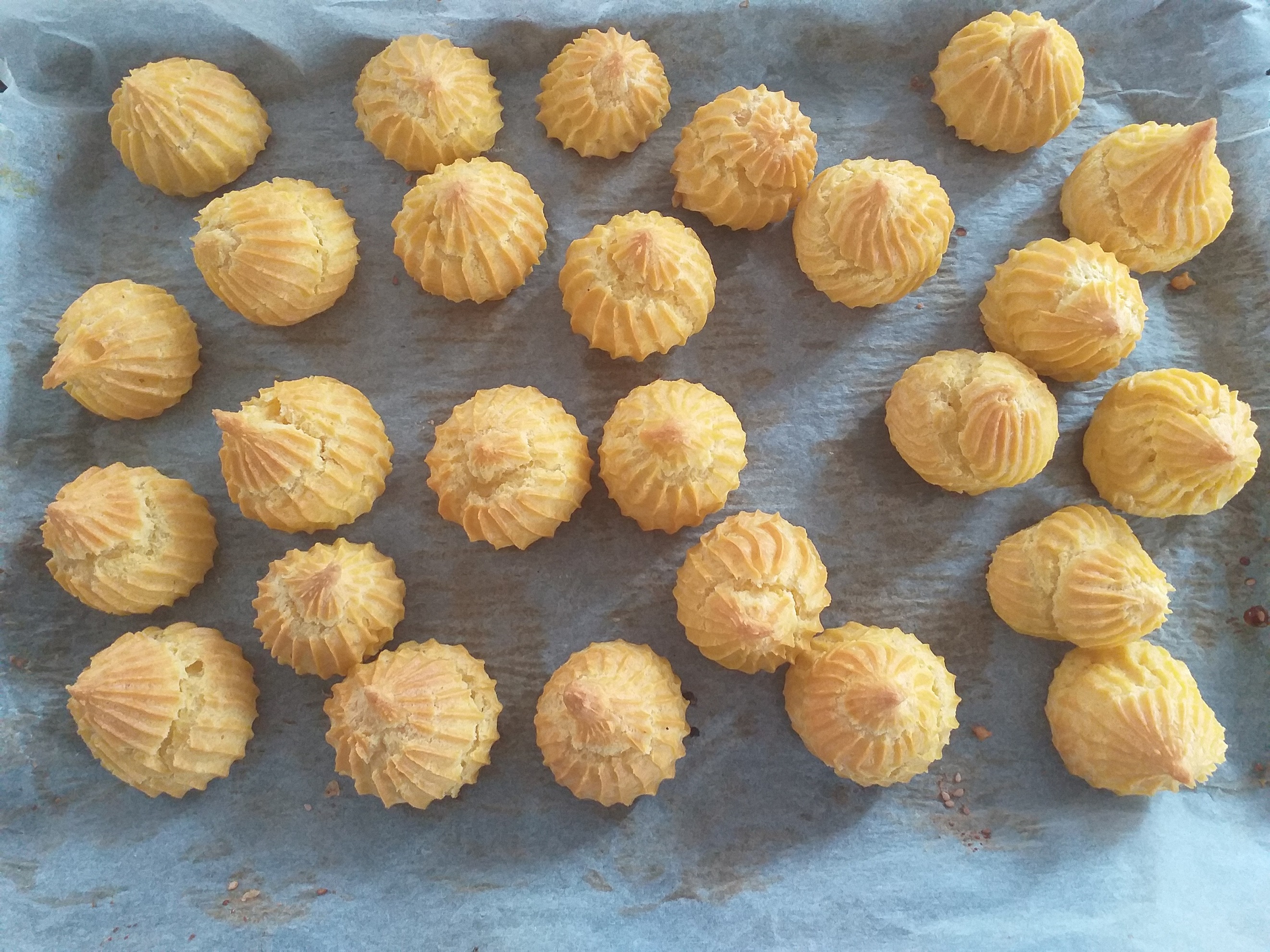 Desert tort cu choux-uri si mousse de caramel