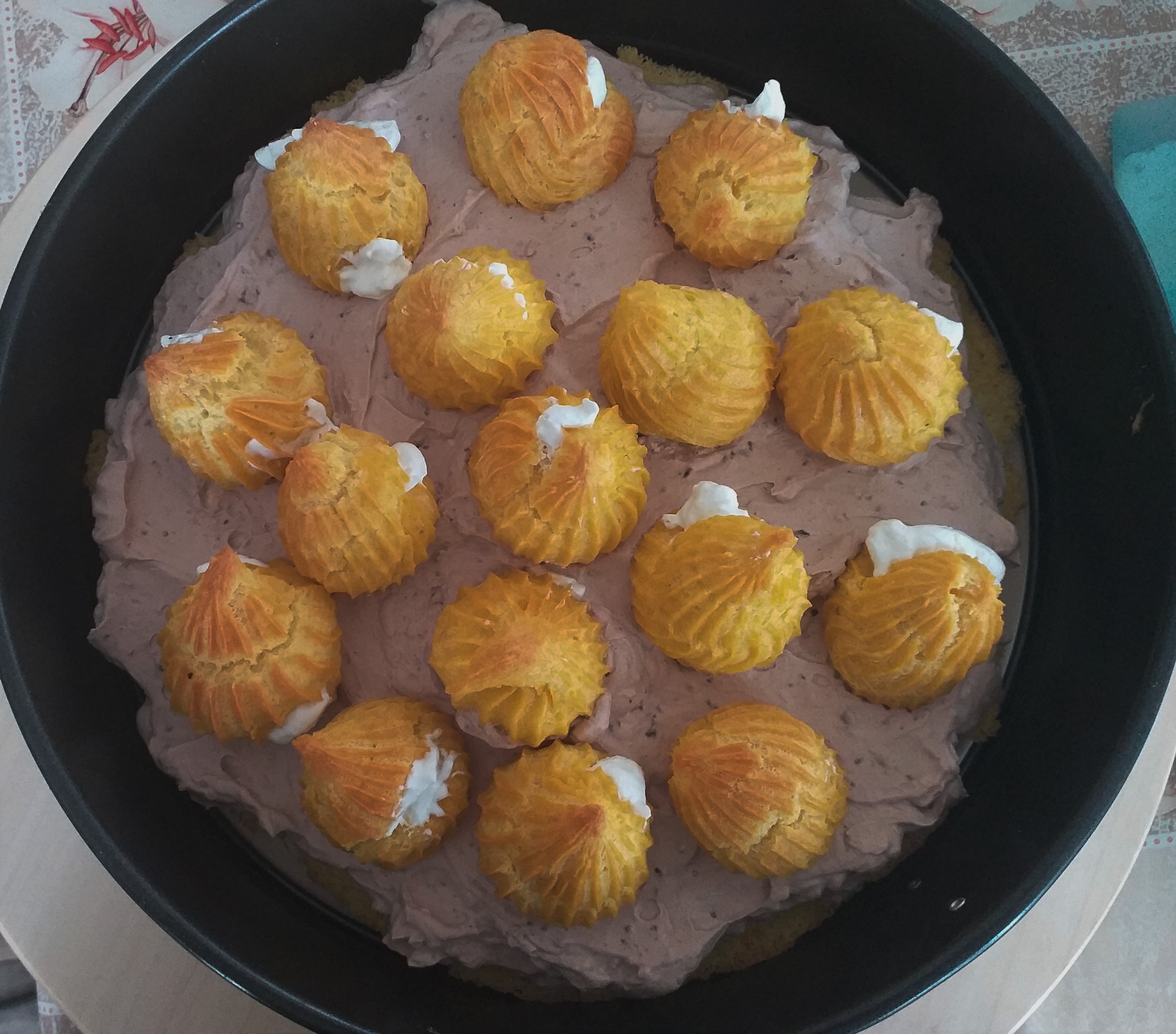 Desert tort cu choux-uri si mousse de caramel