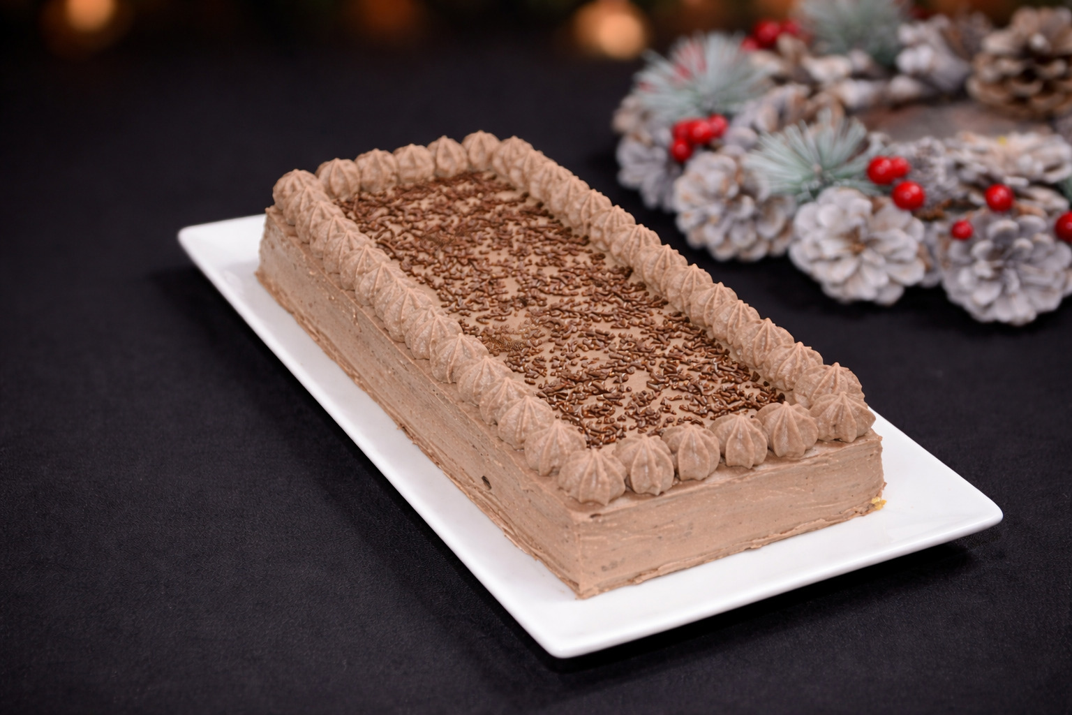 Desert prajitura cu blat din albusuri cu nuca si crema de ciocolata
