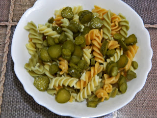 Salata de fusilli tricolore cu ton si castraveti acri