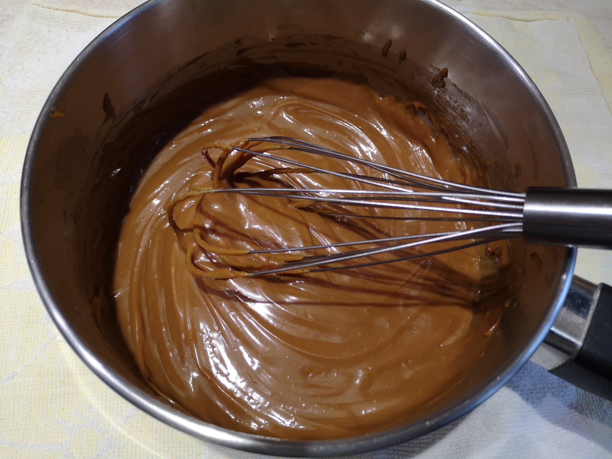 Desert prajitura cu nuci si crema caramel