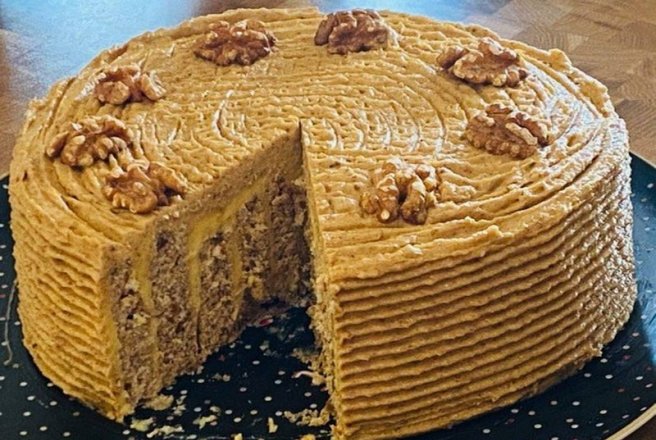 Desert tort cu foi de bezea, crema de vanilie si nuci coapte