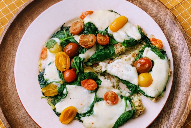 Pizza vegetariana cu blat de zucchini, preparata la tigaie