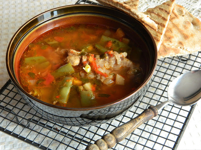 Bors de fasole verde cu carne de porc