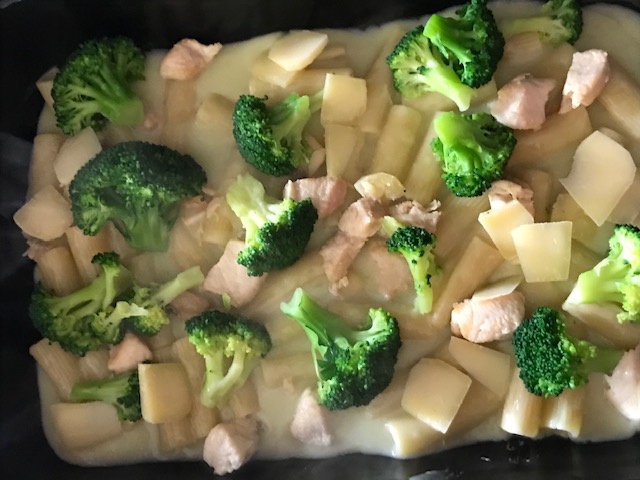 Gratin de broccoli cu paste si piept de pui