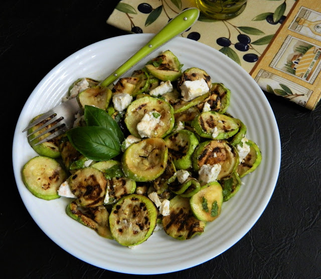 Salata de dovlecei la gratar cu branza de capra