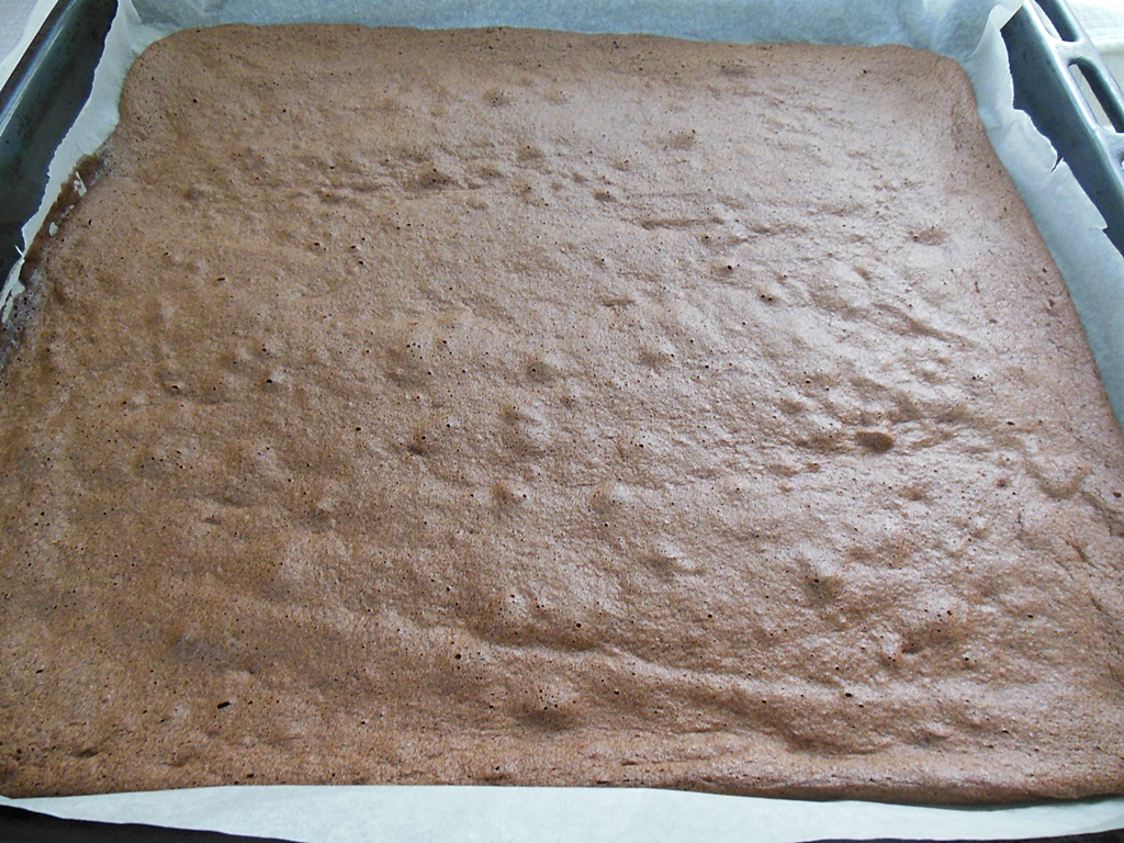 Desert rulada cu cacao si jeleu de cirese