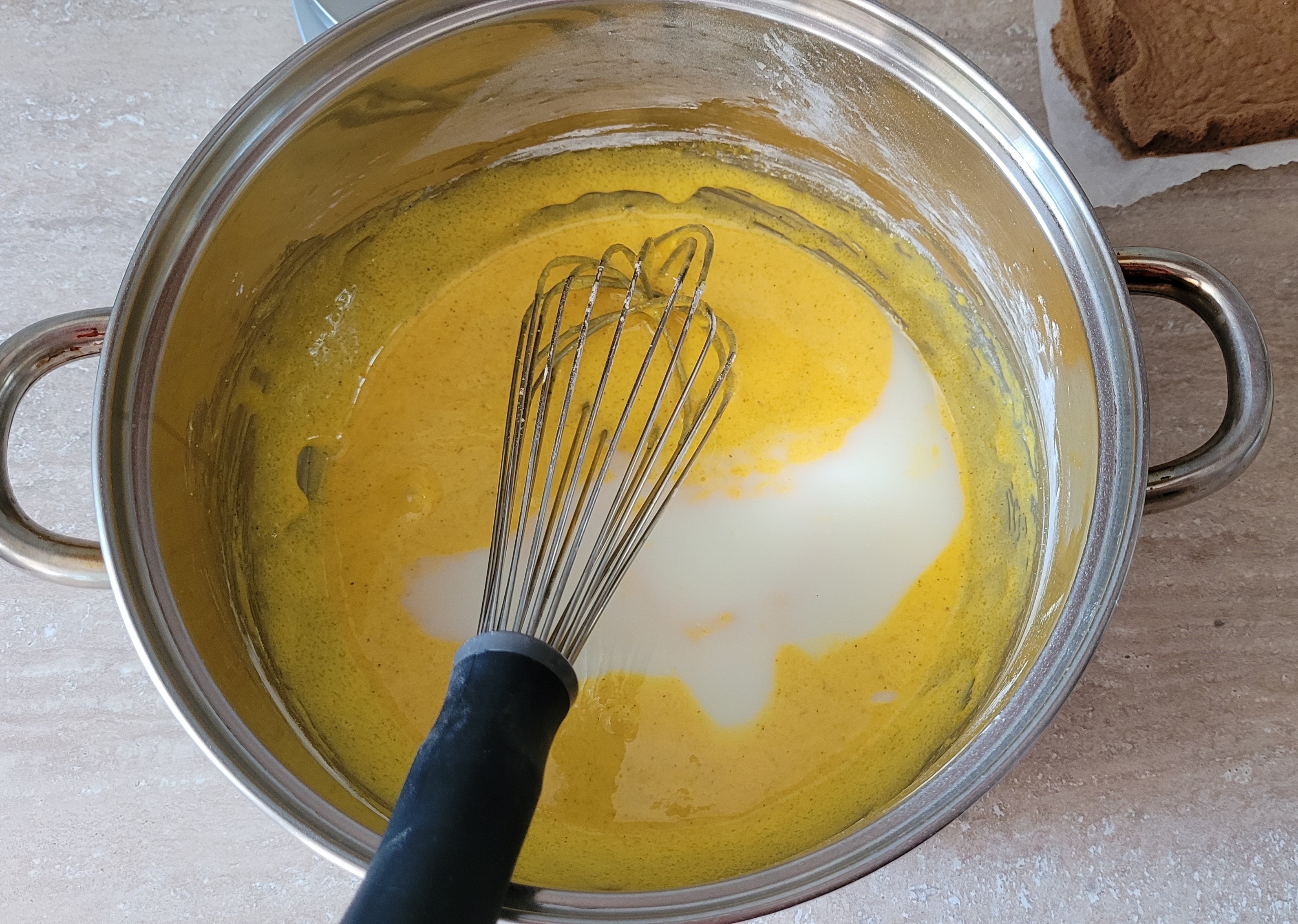 Desert prajitura in straturi, cu crema de zmeura si vanilie