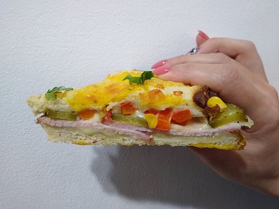 Sandwich-uri gratinate cu oua si cascaval